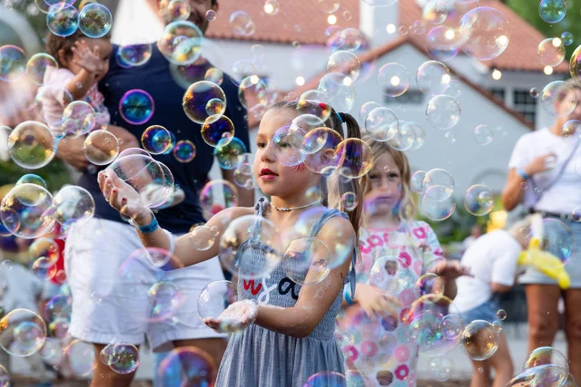 Tomorrow, Saturday, July 12, is our first Bubbles Under the Banyans of the summer! Join us at our Downtown Sarasota campus from 10 a.m. to noon for an immersive bubble performance by bubble artist Blaise Ryndes! Bubbles Under the Banyans is included in Selby Gardens admission – free for members! Visit selby.org to learn more. 

 

🫧 Bubbles Under the Banyans 

📅 Saturdays, July 12, 19, 26; August 2 

⏰ 10 a.m. to noon 

📍 Downtown Sarasota campus